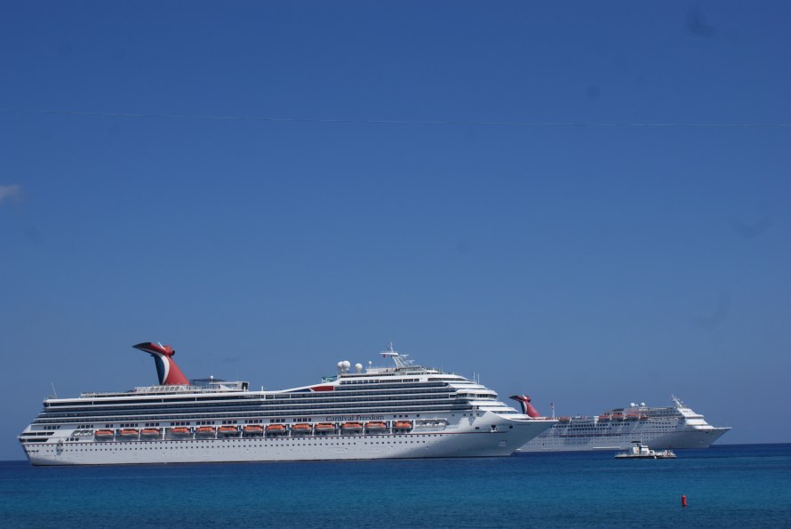 Cruise ships in Caymans