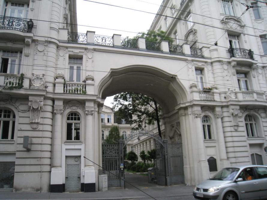 IMG_4586_vie3_on way to belvedere_cool bldg_entrance